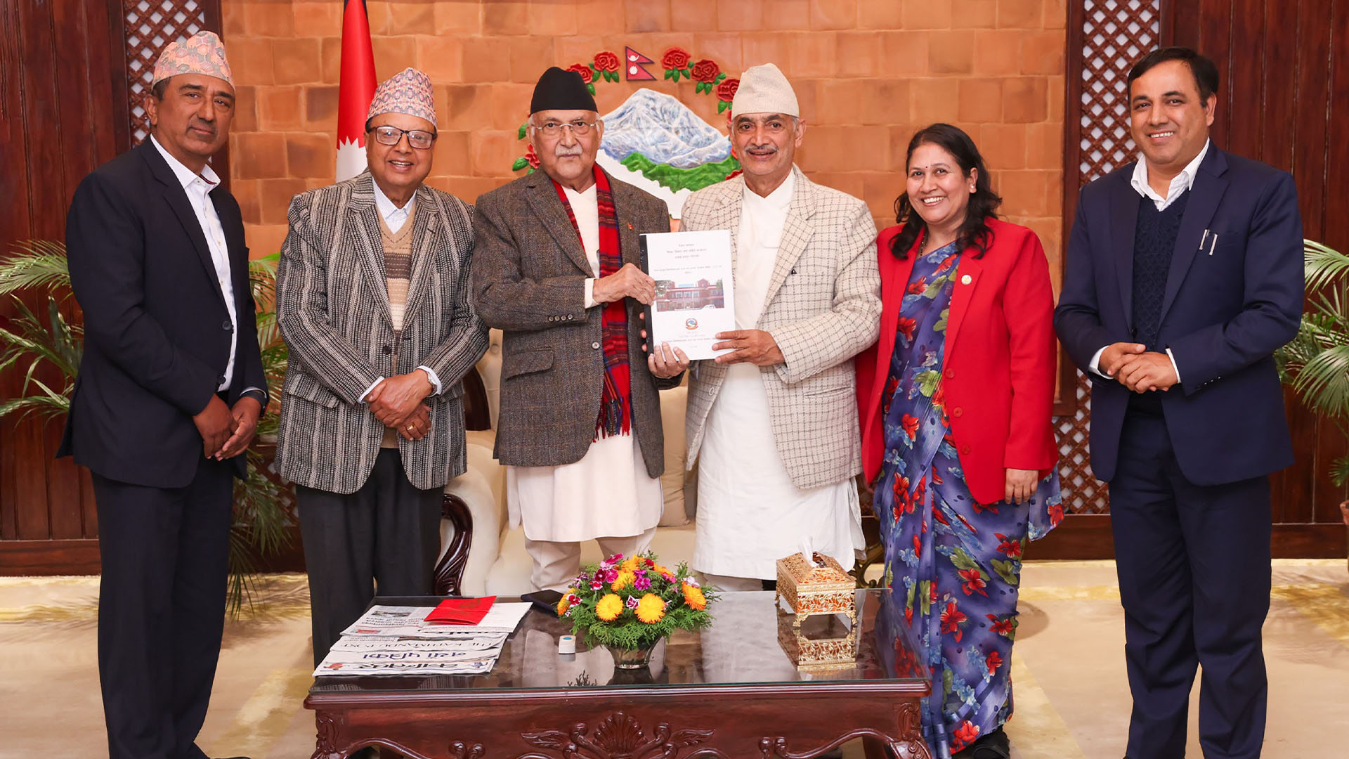 प्रधानमन्त्रीलाई संस्कृत विश्वविद्यालयको जग्गा खोजबिन समितिको प्रतिवेदन हस्तान्तरण